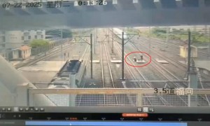 餐车人员穿越铁轨险被撞,列车急停幸未造成伤亡,铁路部门回应